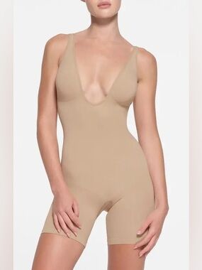 SKIMS 
Seamless Sculpt Plunge Mid Thigh Bodysuit